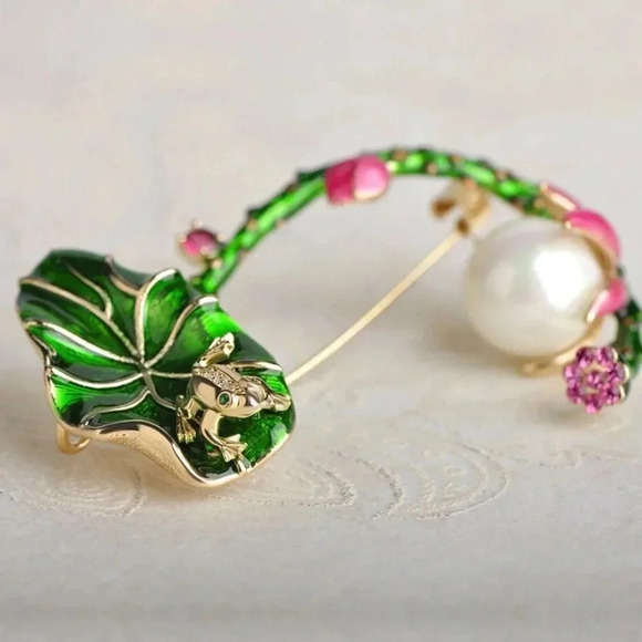 VQ Frog on Lotus Flower Brooch - Picture 3 of 8